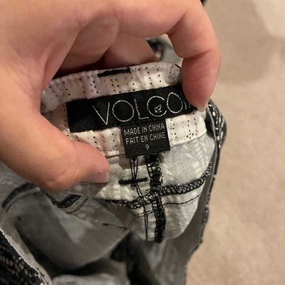 Volcom shorts - Picture 3 of 3